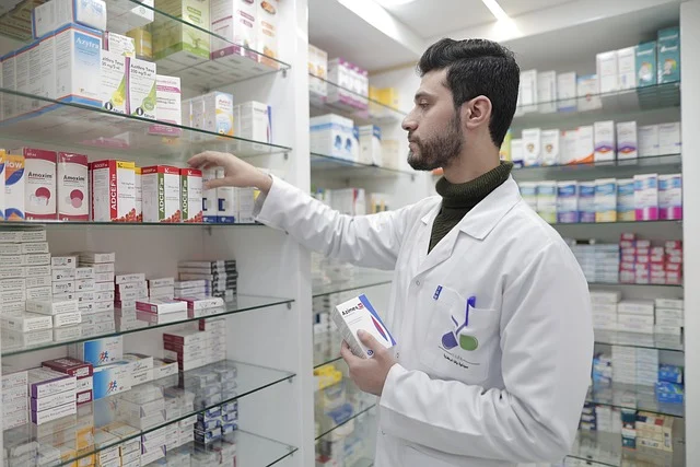 doctor-8264057_640 Farmacéutico cogiendo la medicación recetada